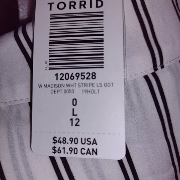 TORRID Ladies Top Black White NWT - Picture 2 of 7